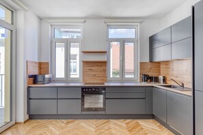 Een koelkast, een microgolfoven, een oven, een kookplaat