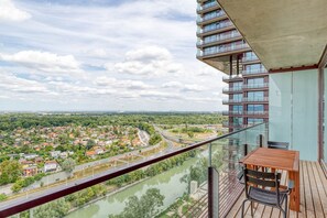 Outdoor dining - Bright Landstraße 1BR w/ Pool & DM, nr U3 Erdberg, by Blueground (Vienna)