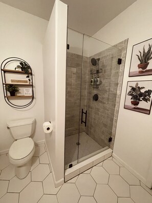 Bathtub, towels, soap, toilet paper - Lake front home away from home (Charlotte)
