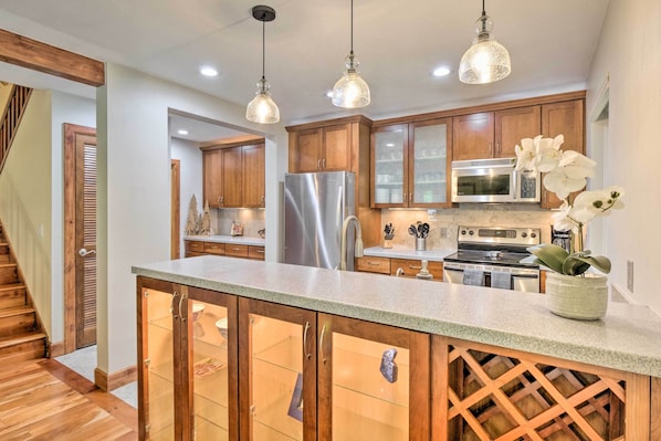 Fridge, microwave, stovetop, dishwasher