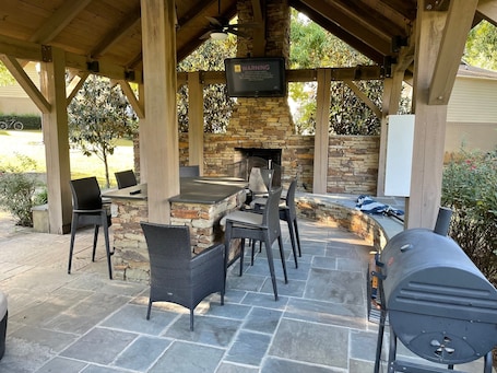 屋外ダイニングエリア. Walk to Ole Miss Games, Oxford Square - 2 Master Suites - Patio - Near Stadium!