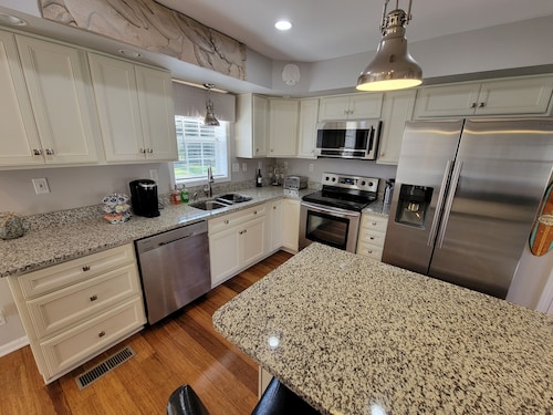 PRICE DROP - HIGHLY RATED! Cozy, single family home close to beach and golf