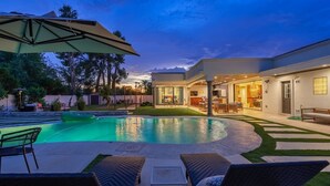 A modern house with a swimming pool, outdoor furniture, and a well-maintained lawn. - Resort-Style Escape with Heatable Pool, Games & Modern Design (Scottsdale)