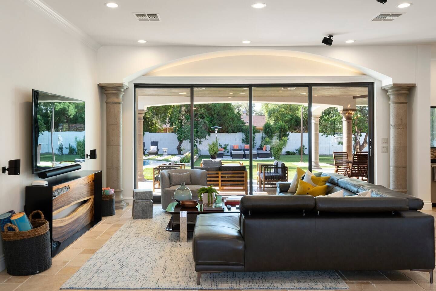 Smart-TV, Tischtennisplatte, Bücher, Arbeitsbereiche