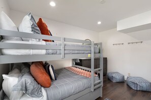 4 Schlafzimmer, Schreibtisch, Bügeleisen/Bügelbrett, Reisekinderbett