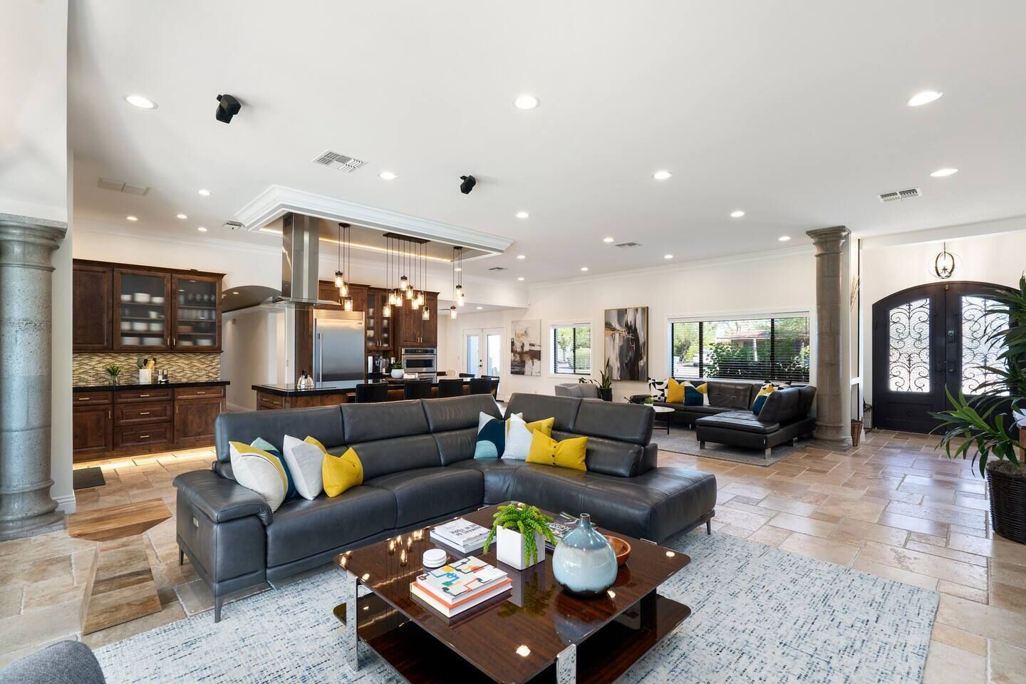 智能电视、乒乓球、书、办公室