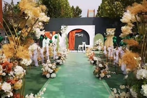 Un escenario con un fondo y arreglos florales.