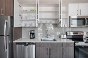 Køleskab, mikrobølgeovn, ovn, opvaskemaskine