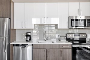 Jääkaappi, mikroaaltouuni, uuni, astianpesukone