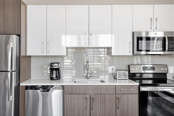 Geladeira, micro-ondas, fogão, lava-louças