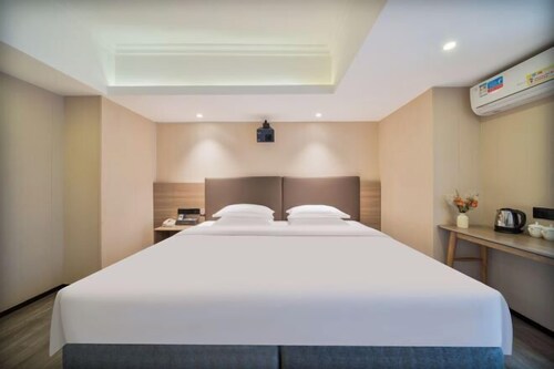 Nanfang Yijing Hotel (Shenzhen Baoan International Airport Gushu Subway Station store)