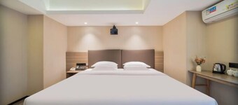 Nanfang Yijing Hotel (Shenzhen Baoan International Airport Gushu Subway Station store)