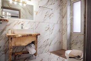 Dusj, hårføner og håndklær