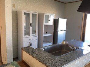 Departamento básico | Cocina privada | Refrigerador, microondas y utensilios de cocina 