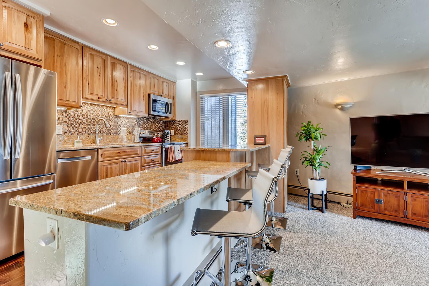 BRECKENRIDGE 2 BEDROOM CONDO, FREE SHUTTLE TO PEAK 8 & TOWN,  CLOSE TO RESORT 