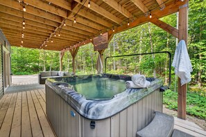 Terrace/patio - Summer getaway, Hot Tub, Sauna, EV Charger (Haliburton)