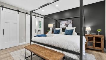 3 makuuhuonetta, työpöytä, silitysrauta/-lauta, vauvan matkasänky