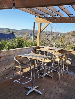 Outdoor dining - Summer getaway, Hot Tub, Sauna, EV Charger (Haliburton)