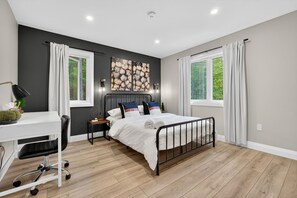 3 habitaciones, escritorio y tabla de planchar con plancha 