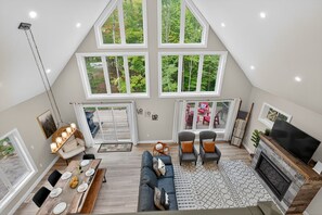 Smart TV, chimenea, videojuegos y tenis de mesa 