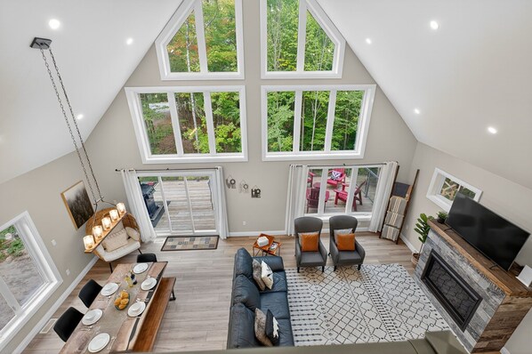 TV connectée, cheminée, jeux vidéo, table de tennis de table