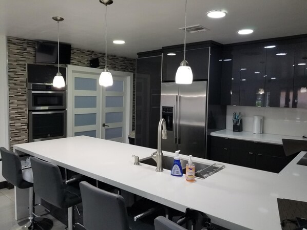 Enjoy cooking in this well-equipped kitchen with an oven, stainless steel sink, and water dispenser.
