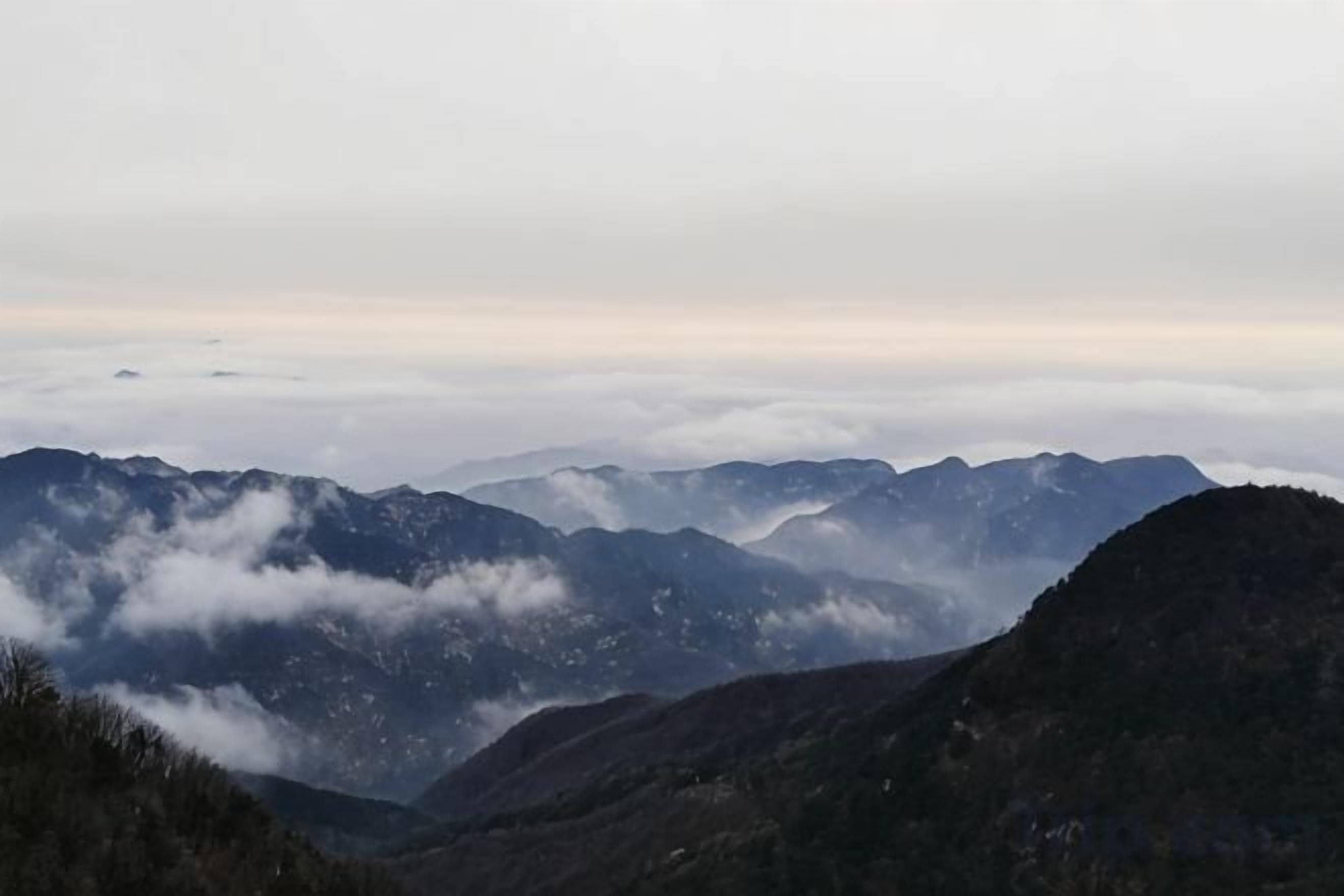 Un paysage montagneux caractérisé par de nombreux sommets et vallées.