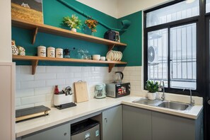 Kylskåp, mikrovågsugn, spishäll och kaffe- och tebryggare