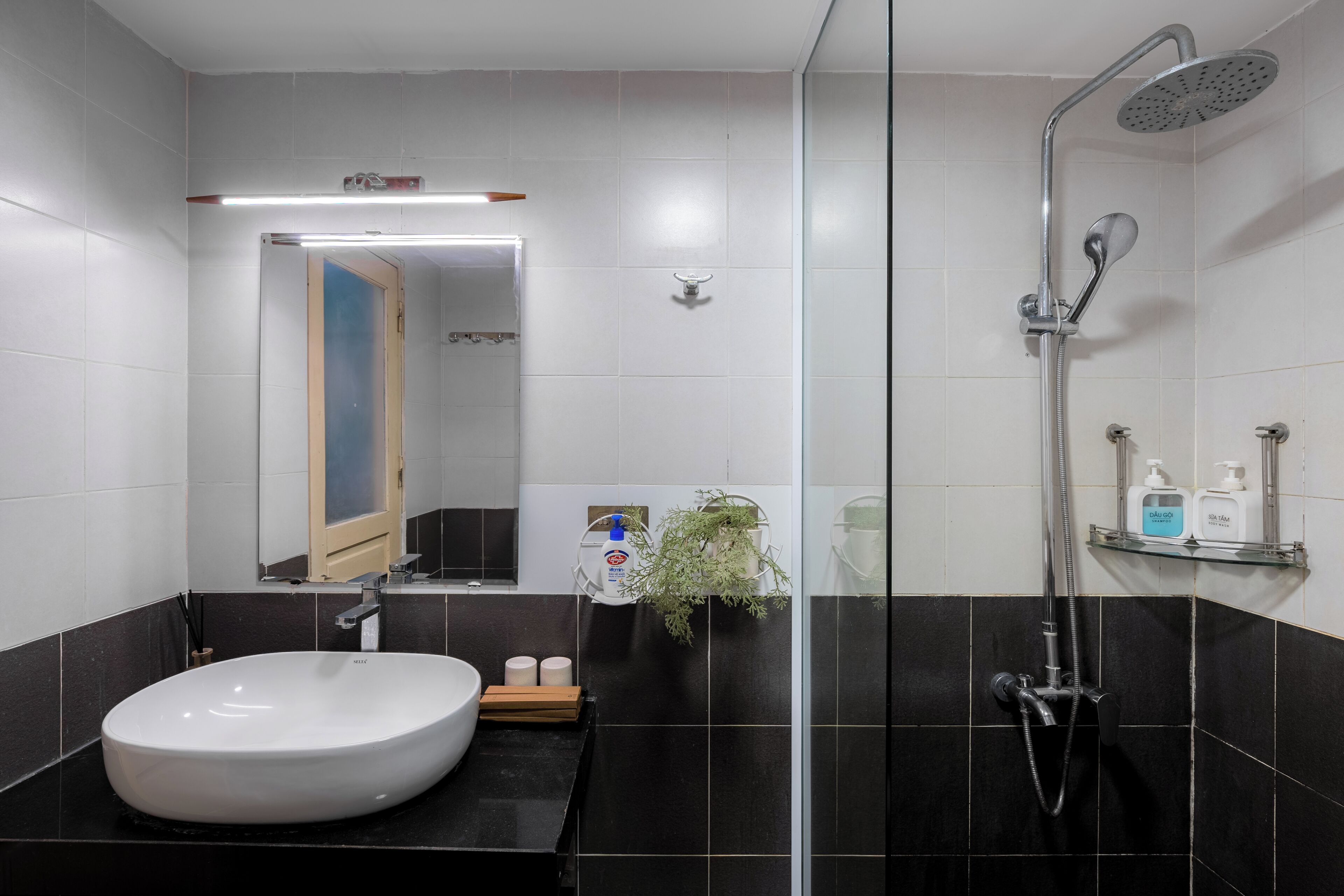 Bruser, hårtørrer, bidet, håndklæder