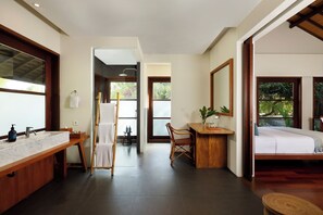 7 Bedroom Pool Villa | Kamar mandi | Bathtub dan shower terpisah dan perlengkapan mandi gratis