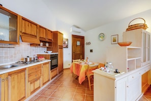 Fridge, oven, stovetop, coffee/tea maker
