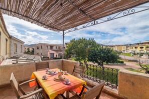 Outdoor dining - Il Borgo 16/12 600m From The Beach, Porto San Paolo, Italy (Porto San Paolo)