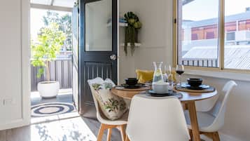 Family Apartment, 4 Bedrooms | In-room dining