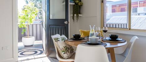Family Apartment, 4 Bedrooms | In-room dining