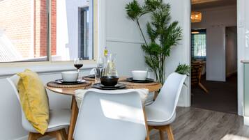 Family Apartment, 4 Bedrooms | In-room dining