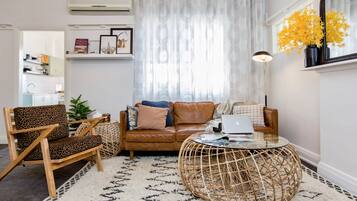 Apartemen Desain, 2 kamar tidur | Area keluarga | Televisi layar datar 60-inci dengan saluran TV digital, TV, dan Netflix
