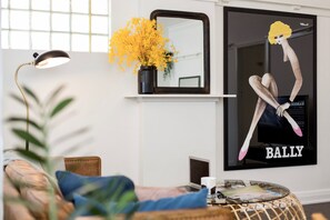 Departamento de diseñador, 2 habitaciones | Área de sala de estar | Televisión de pantalla plana, Netflix y servicios de streaming