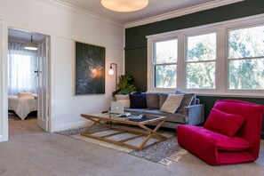 Apartamento City, 2 habitaciones | Zona de estar | Una televisión de pantalla plana, Netflix, servicios de streaming