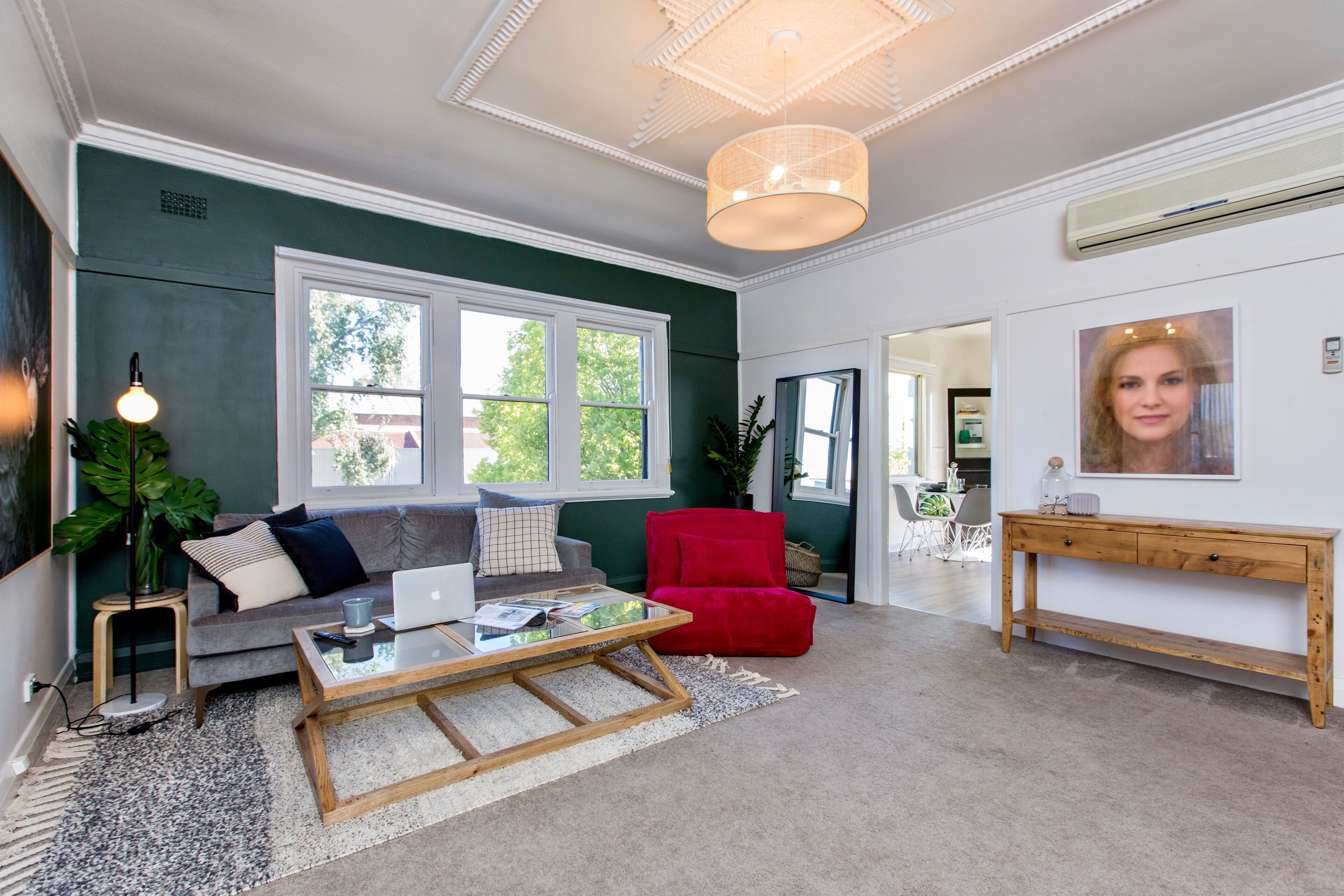 City-Apartment, 2 Schlafzimmer | Wohnbereich | 60-Zoll-Flachbildfernseher mit Digitalempfang, Fernseher, Netflix