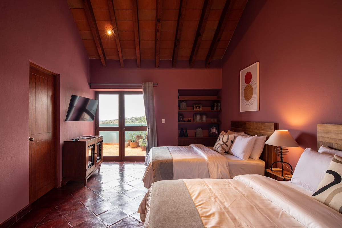 5 bedrooms, Egyptian cotton sheets, premium bedding, memory-foam beds