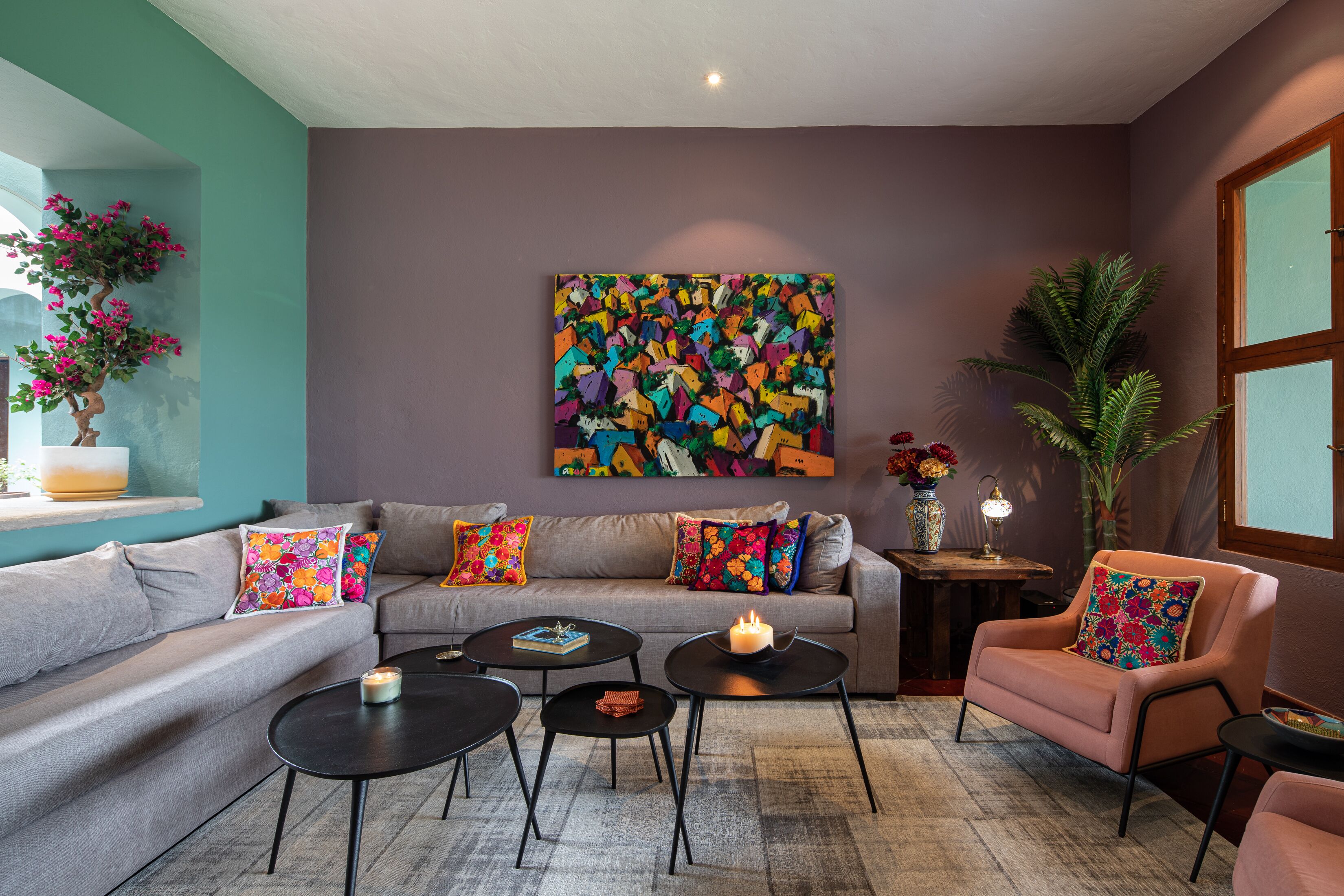 Villa superior | Área de sala de estar | Smart TV de 50 pulgadas con canales por cable, televisión y Netflix 