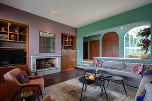 Superior villa | Woonruimte | Een 50-inch smart-tv met kabelzenders, televisie en Netflix