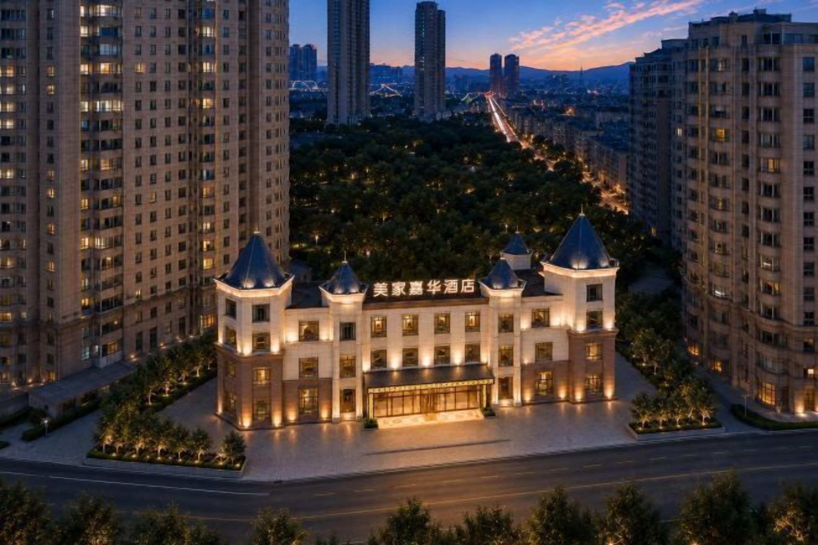 Un hôtel doté d’une cour intérieure, entouré de gratte-ciel, et offrant une vue sur le paysage urbain en arrière-plan.