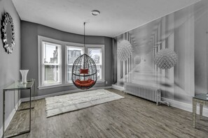Interior - ⭐FUN 3D Wall, HANGING SWING. ALLENTOWN, NEAR EVERYTHING!⭐ (Buffalo)
