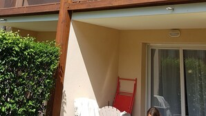 Ein mehrstöckiges Gebäude mit Balkonen, Holzbalken und blauem Himmel.