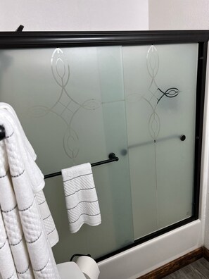Ensemble douche/baignoire, sèche-cheveux, serviettes fournies, savon
