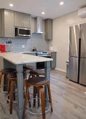 Réfrigérateur, micro-ondes, four, plaque de cuisson