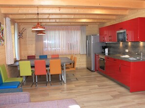 Fridge, microwave, oven, stovetop - Unique Lodge with sauna in the center of Kaprun (Kaprun)