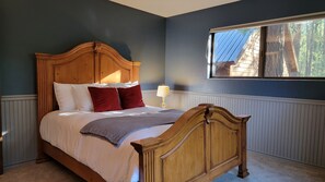 3 makuuhuonetta, työpöytä, silitysrauta/-lauta, vauvan matkasänky