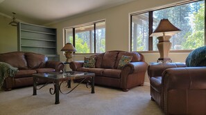 Smart TV, fireplace, books, streaming services - Plumas Pines 2/2 + bonus room- Fireplace-Spa Tub - Remote Work- Weekly Discount (Plumas Eureka)